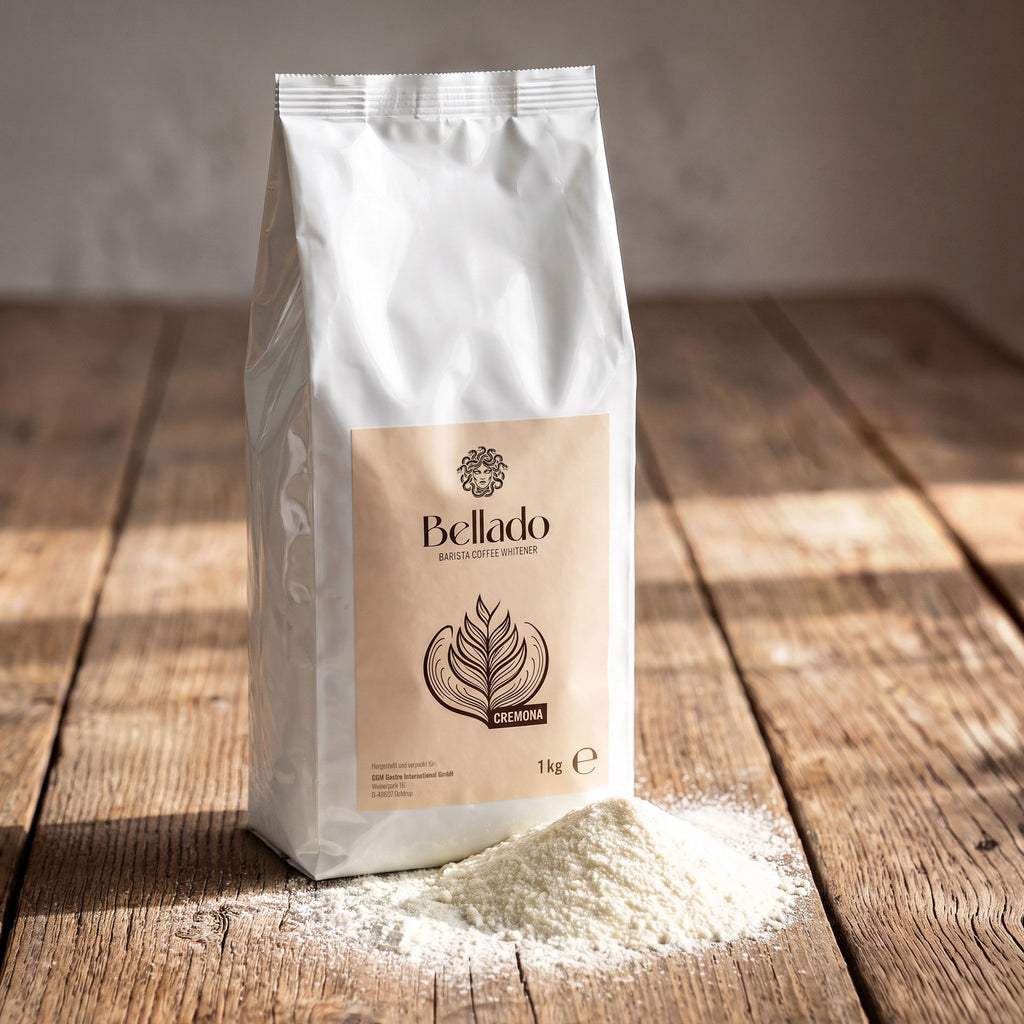 Bellado Milchpulver Cremona – Beutel auf Holztisch mit einem Häufchen Milchpulver