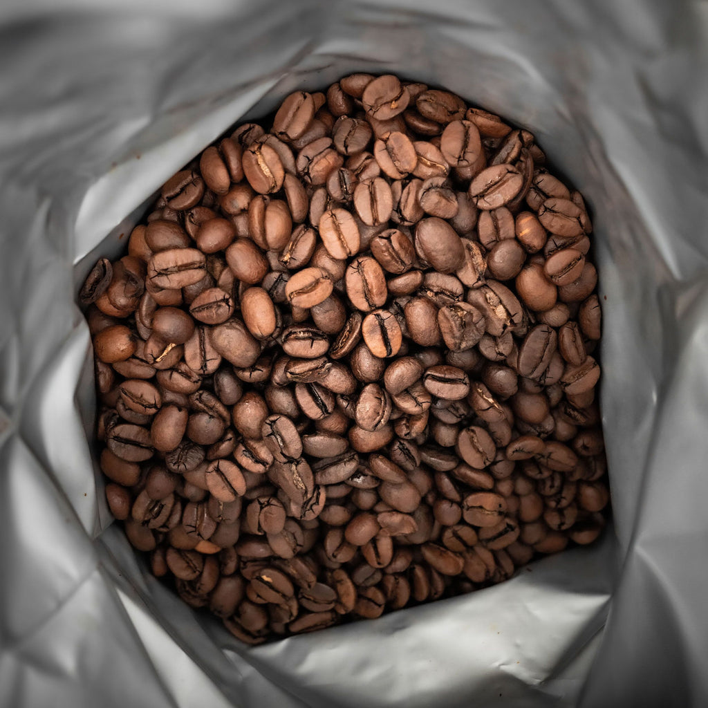 Geöffneter Beutel mit gerösteten Bellado-Kaffeebohnen von oben